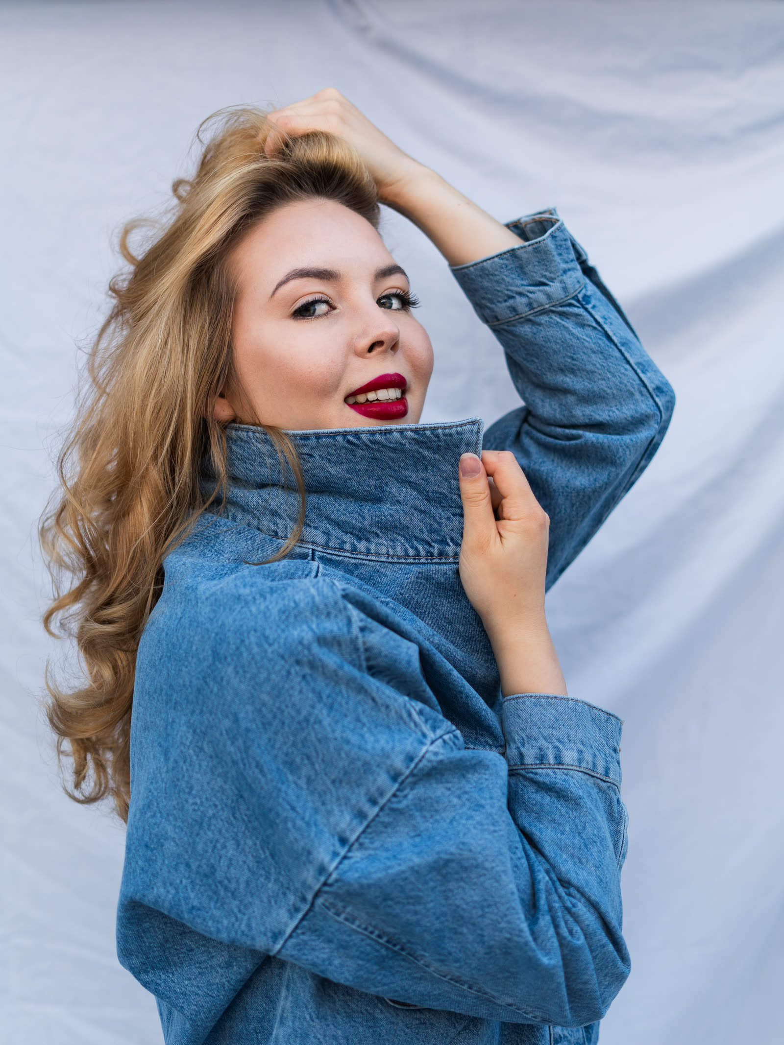 Czarno-biały portret kobiecy — kobieta w czarnym blazerze, klasyczne studio, fotograf portretowy Kraków