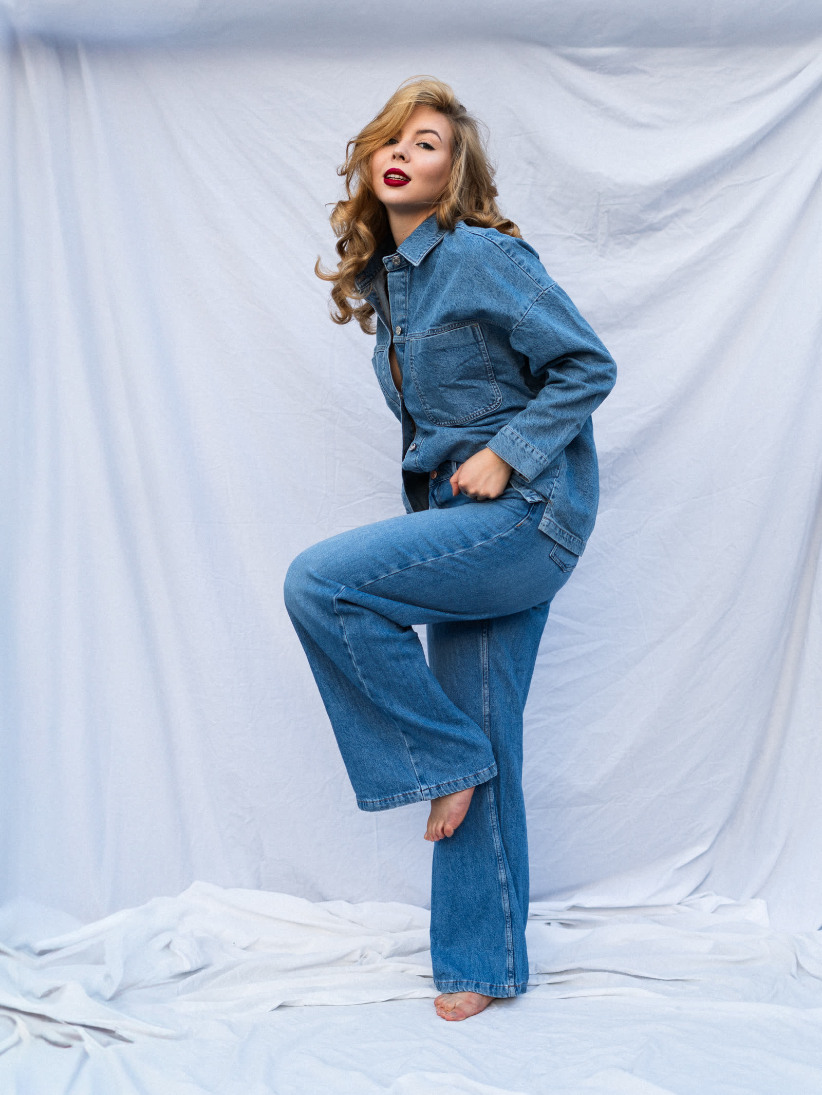 Sesja fashion editorial — kobieta w denimowej stylizacji total look na białym tle, sesja zdjęciowa Kraków