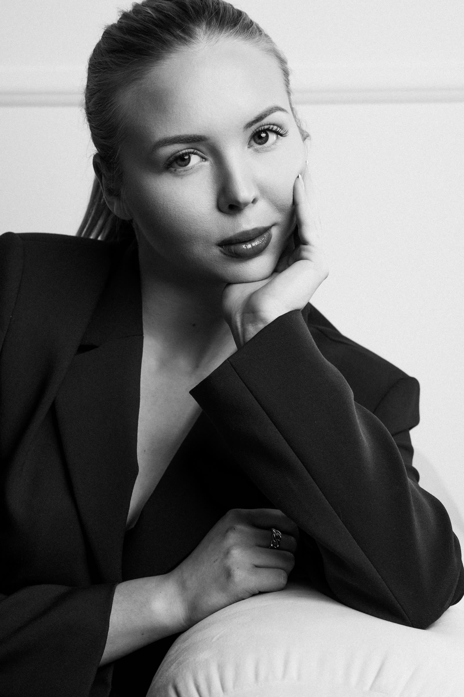 Sesja fashion — portret kobiety w denimowej kurtce z czerwoną szminką, fotograf Kraków