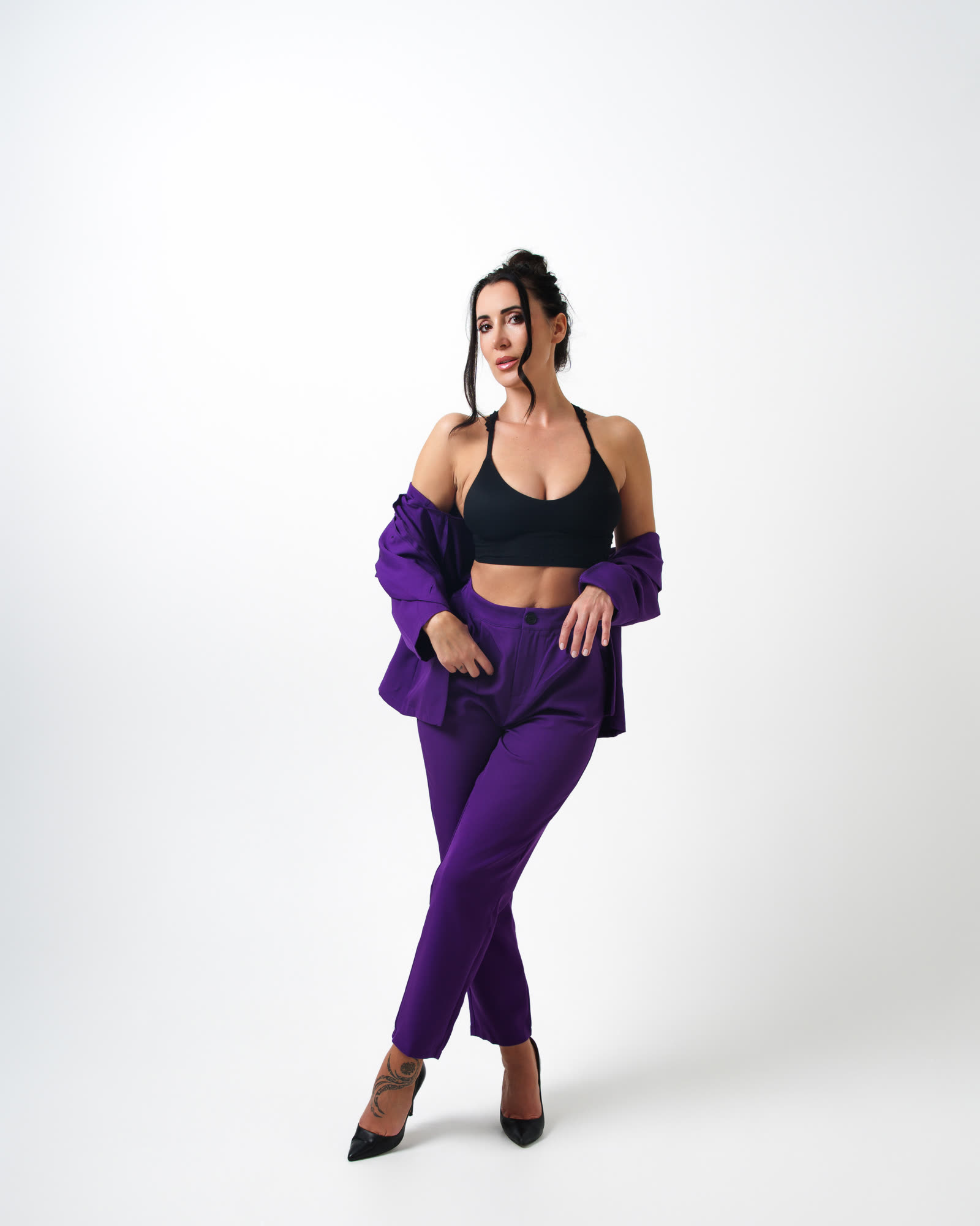 Sesja fashion editorial — kobieta w fioletowym garniturze na białym tle, fotograf portretowy Kraków