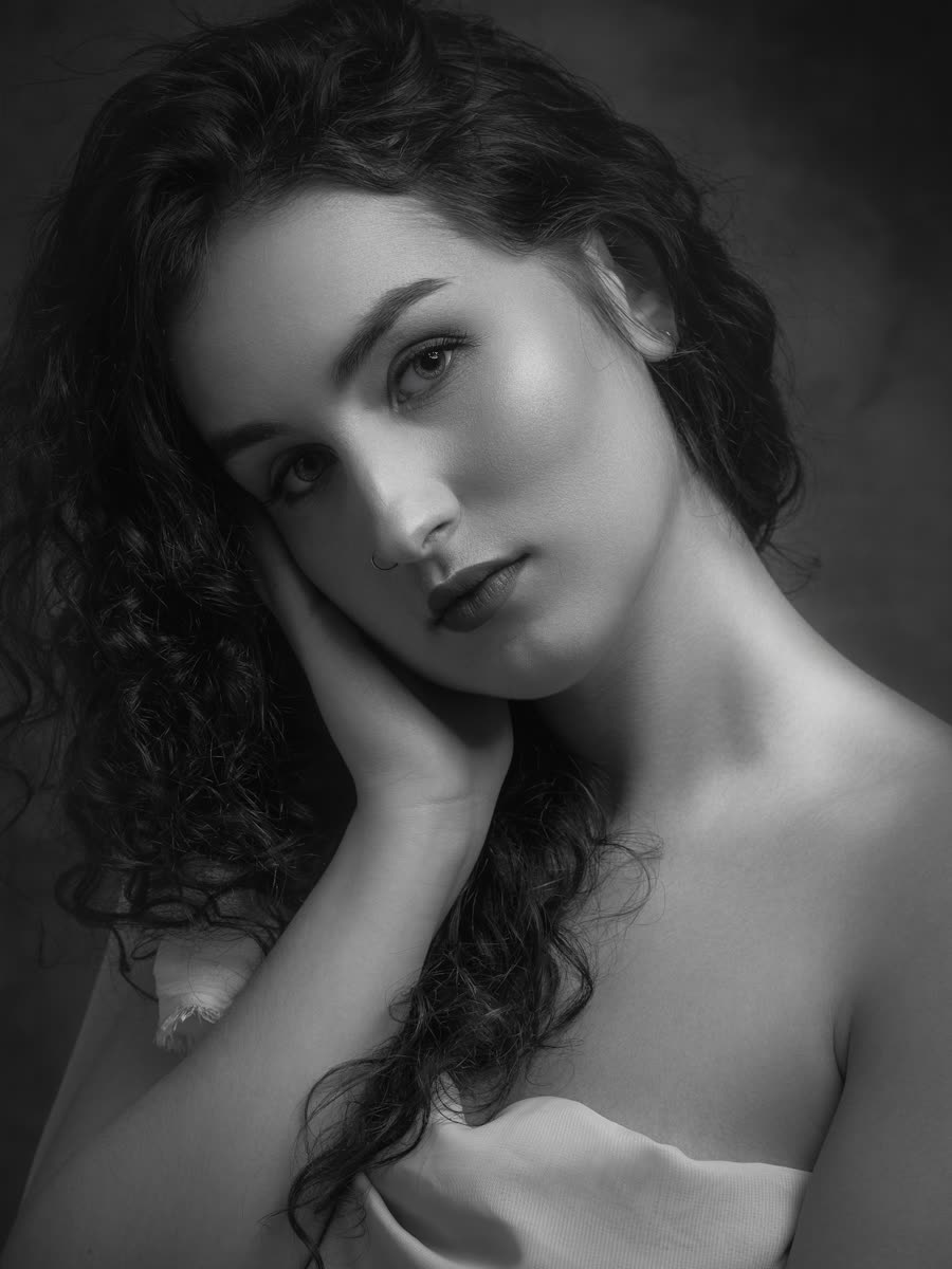 Portret — czarno-biały close-up kobiety, fine art photography Kraków